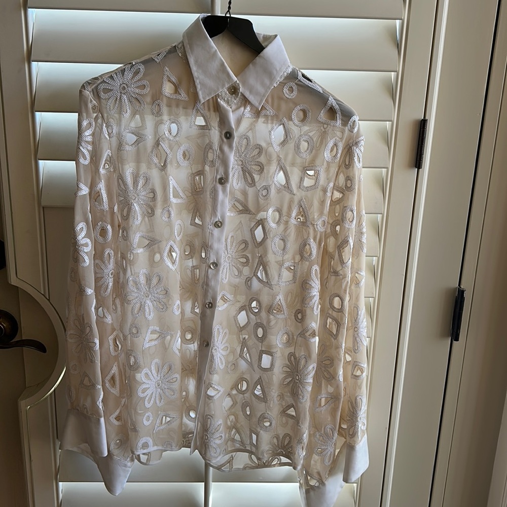 Very unique Georg Roth eggshell blouse with white trim and details. Size small.
